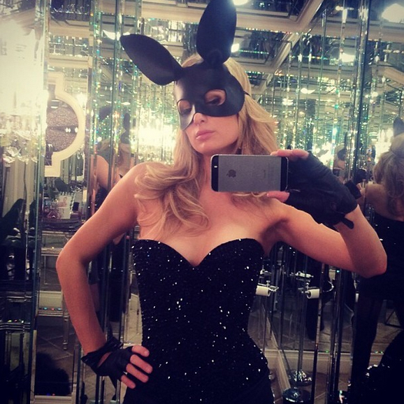 Paris Hilton come non l’avevate mai vista: forme e scollatura top