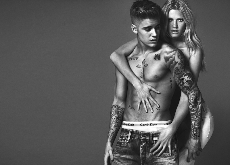 Bieber nuovo volto (e corpo) di Ck: foto e video con Lara Stone Bieber nuovo volto (e corpo) di Ck: foto e video con Lara Stone
