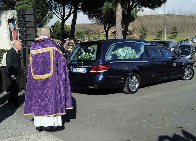 Le immagini dell’addio in musica al santuario del Divino Amore. IL VIDEO