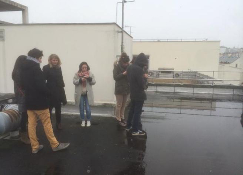 Parigi sotto choc davanti alla tv. Il reportage di Affari Parigi sotto choc davanti alla tv. Il reportage di Affari