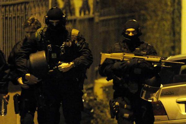Francia, è caccia ai killer. Si è arreso il più giovane