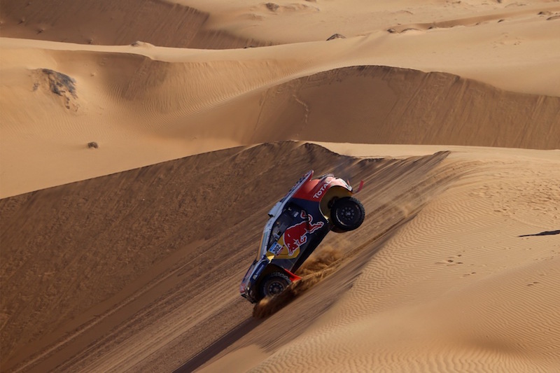 Peterhansel con la Peugeot 2008 DKR vola sulle dune Peterhansel con la Peugeot 2008 DKR vola sulle dune