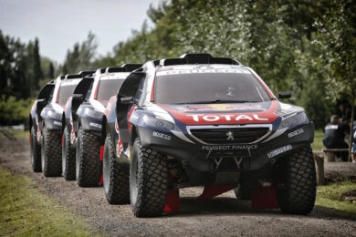 Peterhansel con la Peugeot 2008 DKR vola sulle dune