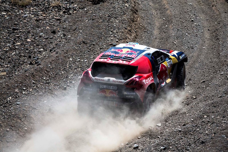 Peterhansel con la Peugeot 2008 DKR vola sulle dune Peterhansel con la Peugeot 2008 DKR vola sulle dune