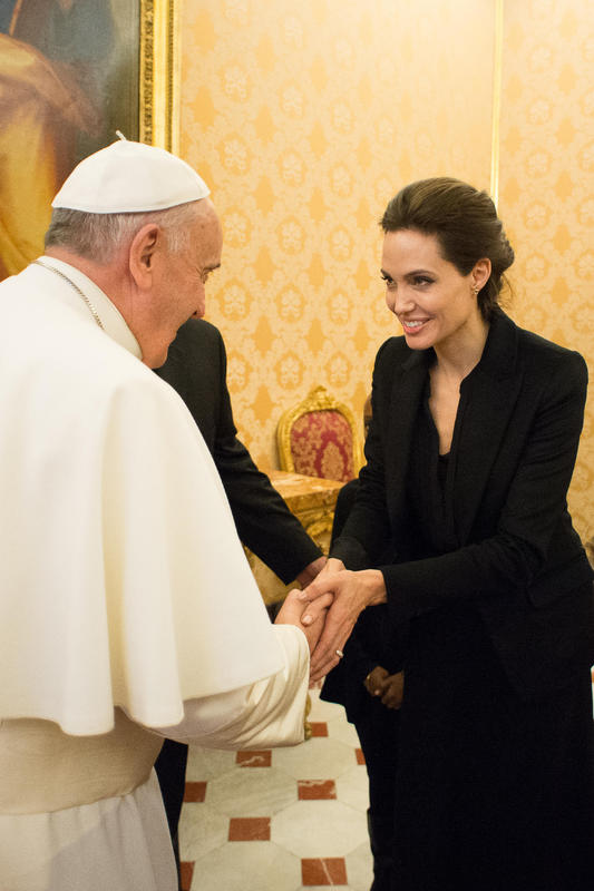 Angelina Jolie incontra il Papa per “Unbroken” Angelina Jolie incontra il Papa per “Unbroken”