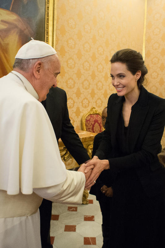 Angelina Jolie incontra il Papa per “Unbroken” Angelina Jolie incontra il Papa per “Unbroken”