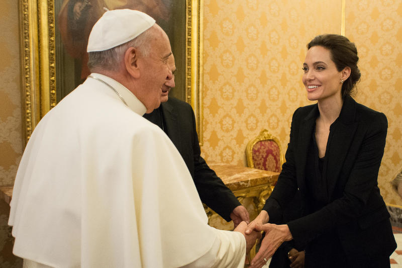 Angelina Jolie incontra il Papa per “Unbroken” Angelina Jolie incontra il Papa per “Unbroken”