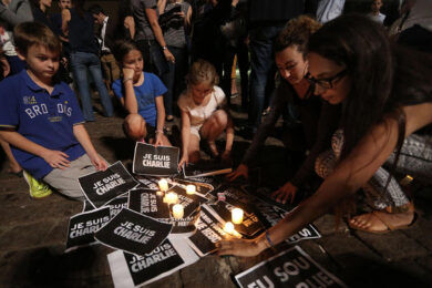 Strage di Parigi, polemiche sulla Rai: “Errore non cambiare i palinsesti”
