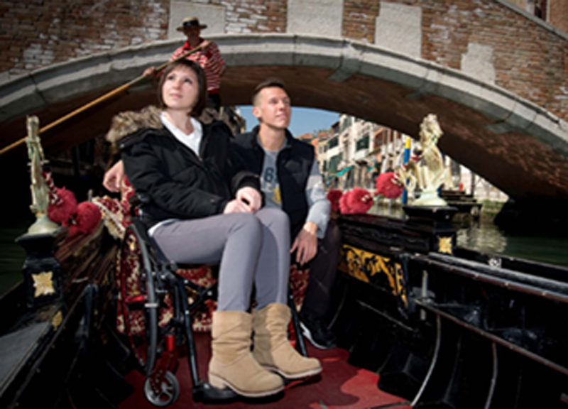 Gondola per i disabili a Venezia con il pontile accessibile Gondola per i disabili a Venezia con il pontile accessibile