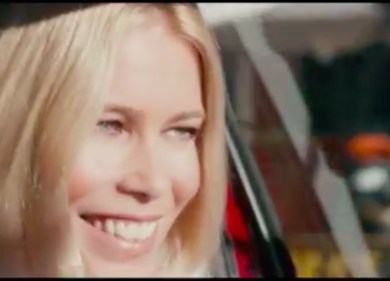Claudia Schiffer resta alla guida di Opel