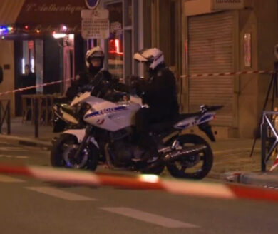 Il terrore colpisce ancora Parigi. Due poliziotti feriti