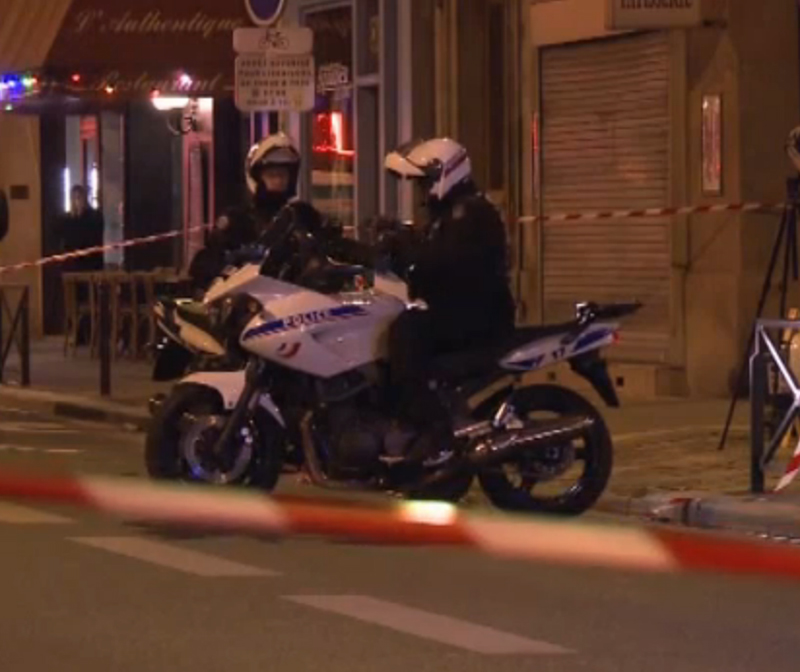 Il terrore colpisce ancora Parigi. Due poliziotti feriti Il terrore colpisce ancora Parigi. Due poliziotti feriti