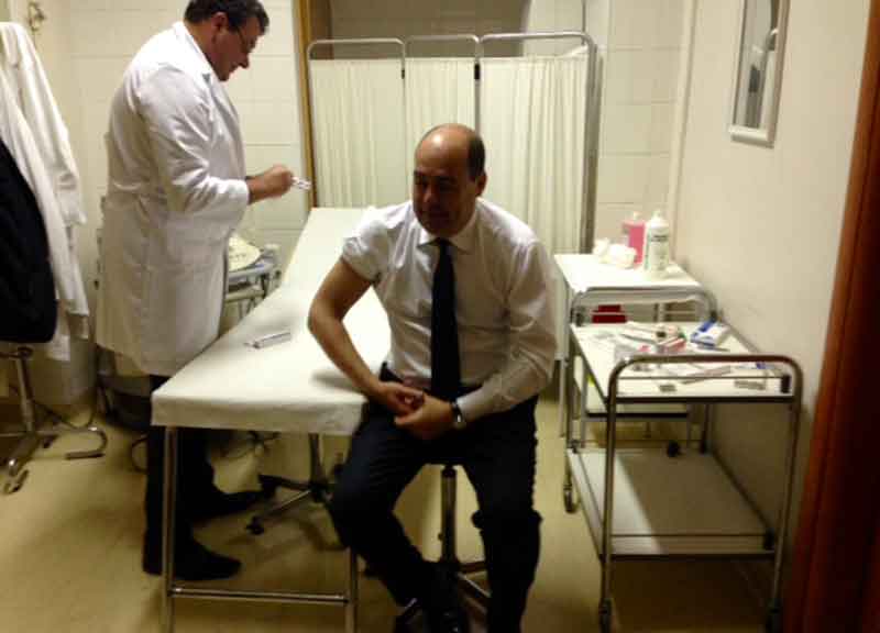 Zingaretti non fa fila, vaccino a domicilio. “Buco” in Regione dal presidente dei medici Zingaretti non fa fila, vaccino a domicilio. “Buco” in Regione dal presidente dei medici