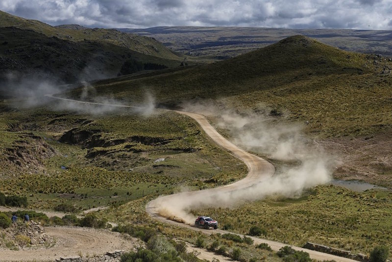Dakar 2015: la Peugeot 2008 DKR con Peterhansel si conferma nella Top 10