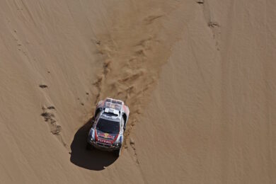 Dakar 2015: la Peugeot 2008 DKR con Peterhansel si conferma nella Top 10