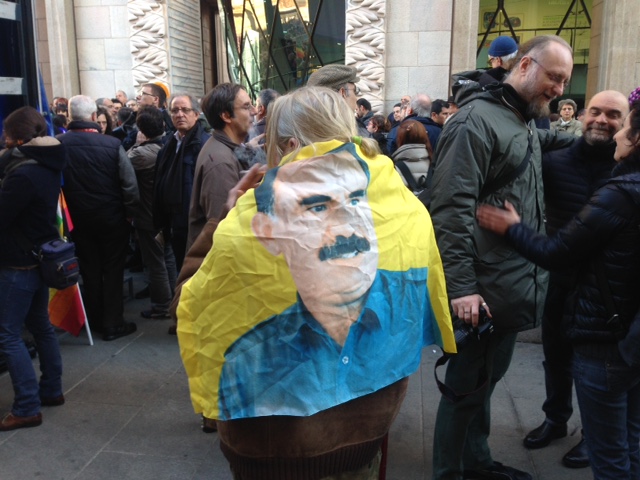 “Cosa c’entrano Ocalan e il Che con la strage avvenuta a Parigi?”