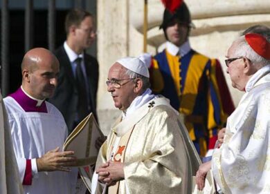 Papa: leader islamici condannino ogni violenza, come Abu Mazen