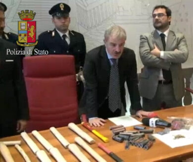 Bombe a chiodi e molotov al derby. La ‘santabarbara’ ultras: 3 arresti