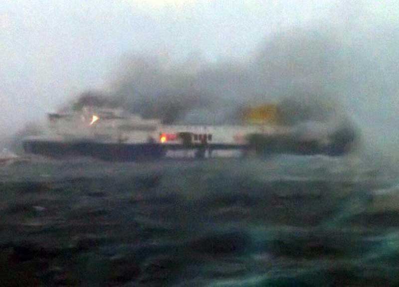 Traghetto in fiamme, sospetto choc: vittime attaccate dagli squali Traghetto in fiamme, sospetto choc: vittime attaccate dagli squali