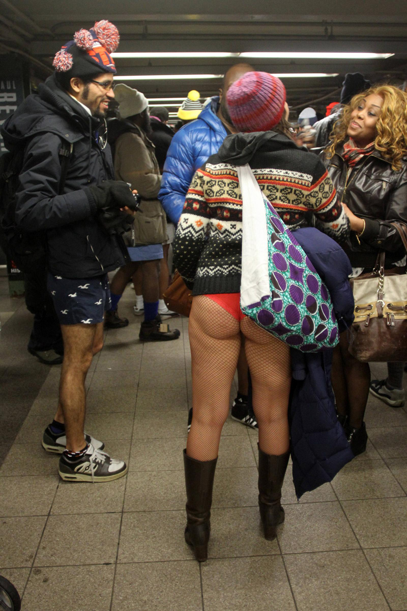 Milano, in mutande nel metrò: è il No Pants Subway Day