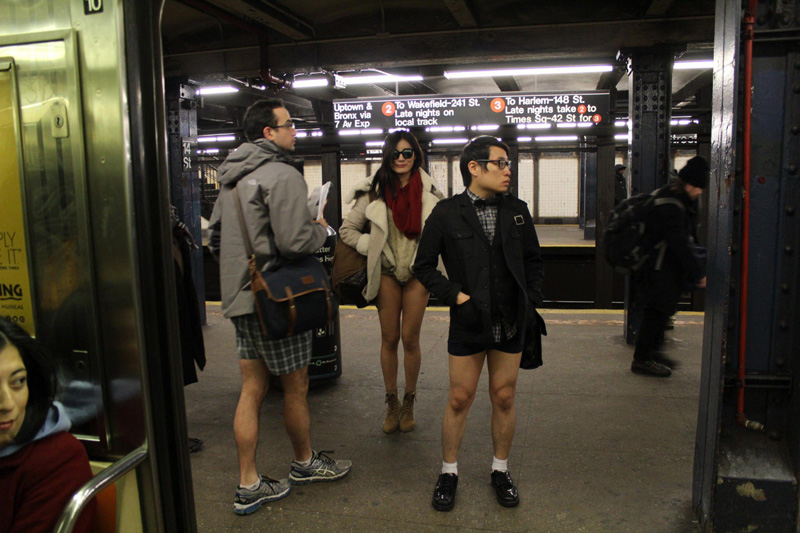 Milano, in mutande nel metrò: è il No Pants Subway Day