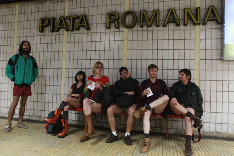 Milano, in mutande nel metrò: è il No Pants Subway Day