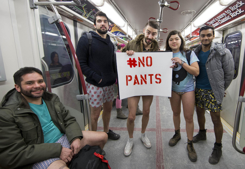 Milano, in mutande nel metrò: è il No Pants Subway Day