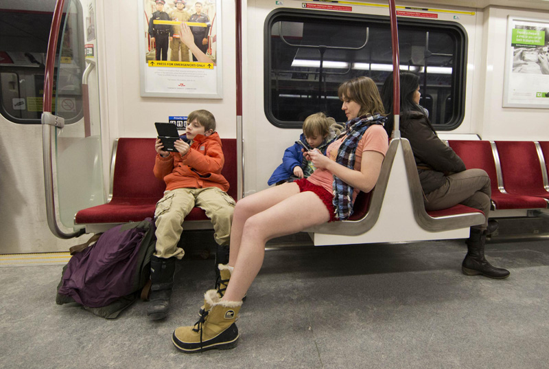 Milano, in mutande nel metrò: è il No Pants Subway Day