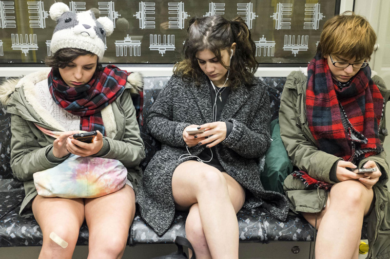 Milano, in mutande nel metrò: è il No Pants Subway Day