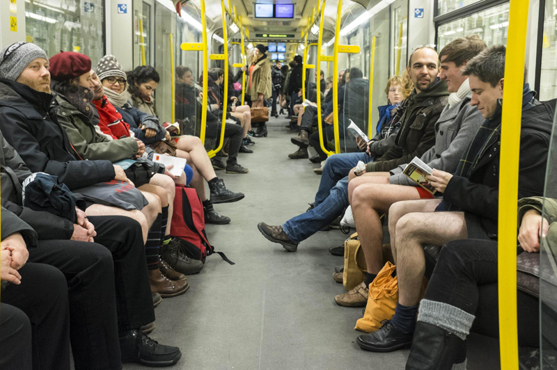 Milano, in mutande nel metrò: è il No Pants Subway Day