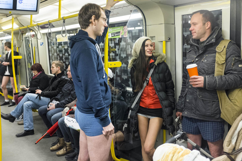 Milano, in mutande nel metrò: è il No Pants Subway Day
