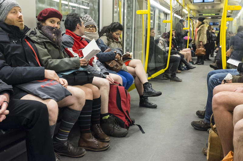 Milano, in mutande nel metrò: è il No Pants Subway Day
