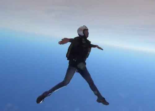 Tuffo a caduta libera da 5mila metri d’altezza per Roberta Mancino Tuffo a caduta libera da 5mila metri d’altezza per Roberta Mancino