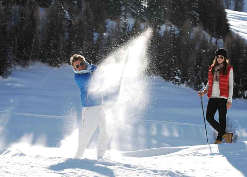 Il green diventa white. L’ultima tendenza: golf sulla neve Il green diventa white. L’ultima tendenza: golf sulla neve