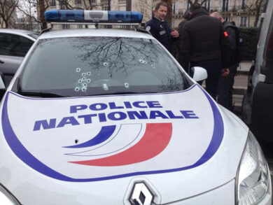 Parigi, auto investe poliziotta davanti all’Eliseo