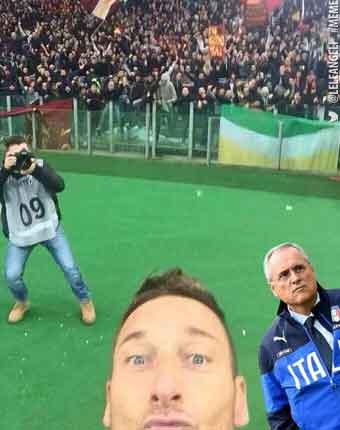 Vettel, selfie stile Totti e blitz a Maranello Vettel, selfie stile Totti e blitz a Maranello