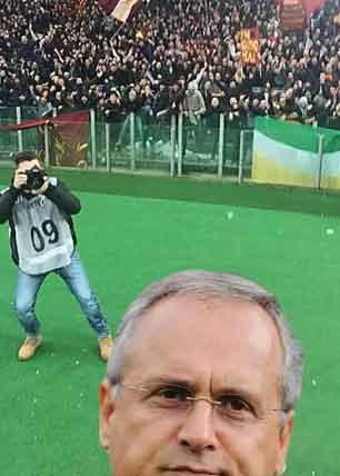 Vettel, selfie stile Totti e blitz a Maranello Vettel, selfie stile Totti e blitz a Maranello