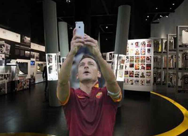 Vettel, selfie stile Totti e blitz a Maranello Vettel, selfie stile Totti e blitz a Maranello