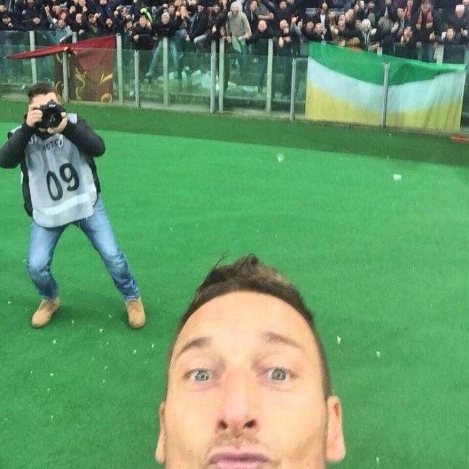Vettel, selfie stile Totti e blitz a Maranello Vettel, selfie stile Totti e blitz a Maranello