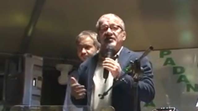 In migliaia in piazza contro l’omofobia. Le famiglie: “I gay? Malati” In migliaia in piazza contro l’omofobia. Le famiglie: “I gay? Malati”