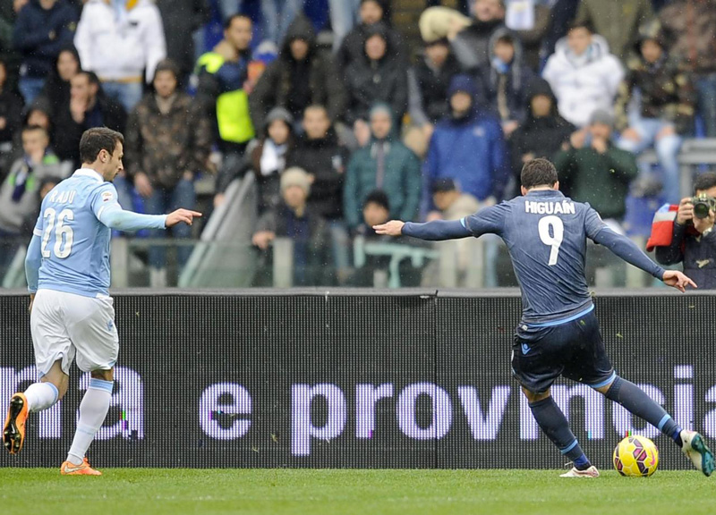 Garcia non molla, la Roma sì: pareggio amaro. Napoli 3°, l’Olimpico inneggia al Vesuvio Garcia non molla, la Roma sì: pareggio amaro. Napoli 3°, l’Olimpico inneggia al Vesuvio