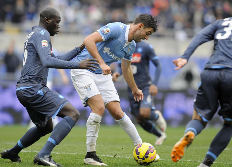 Garcia non molla, la Roma sì: pareggio amaro. Napoli 3°, l’Olimpico inneggia al Vesuvio Garcia non molla, la Roma sì: pareggio amaro. Napoli 3°, l’Olimpico inneggia al Vesuvio