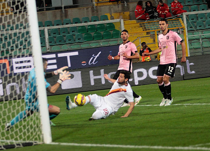 Garcia non molla, la Roma sì: pareggio amaro. Napoli 3°, l’Olimpico inneggia al Vesuvio Garcia non molla, la Roma sì: pareggio amaro. Napoli 3°, l’Olimpico inneggia al Vesuvio