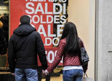 Saldi, boom di ricerche online. Le curiosità? Macchine da cucire e integratori