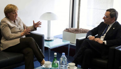 Draghi difensore degli scialacquoni d’Europa. Merkel alleata oscura della Bundesbank