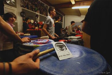 Rullifrulli, la banda che gira l’Italia suonando con pentole, tubi e mattoni