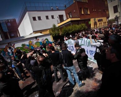 Occupazione Zam, l’allarme dei residenti: “L’edificio è a rischio crollo”