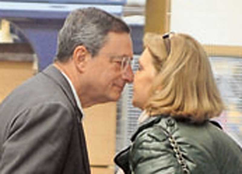 Galleria foto 'Le tenere effusioni tra Draghi e la moglie' - foto 1