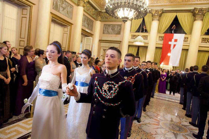 A Milano il ballo viennese delle debuttanti. C’è anche Cenerentola…