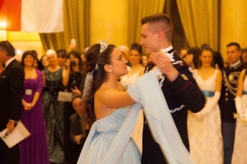 A Milano il ballo viennese delle debuttanti. C’è anche Cenerentola…